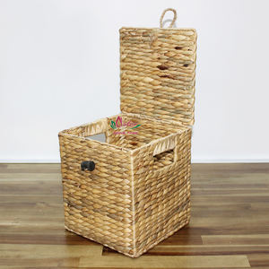 Caja de Almacenamiento de Pañuelos Artesanal de Jacinto de Agua y Hierba Marina, Hecha a Mano en Vietnam por la Fábrica Artex Dong Thap - Product Image 2