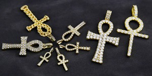 Colgante Cruz Ankh de Plata 925 Bañado en Oro con Microincrustaciones de Moissanita Redonda, Amuleto Religioso para Ceremonias Religiosas, Unisex - Product Image 3