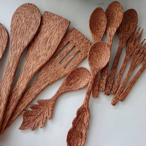 Assiette traditionnelle en bois de noix de coco faite à la main du Vietnam parfaite pour servir des fruits, des collations, des salades, des desserts à des fins décoratives - Product Image 5