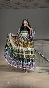 ชุดชนเผ่ากุจิแบบดั้งเดิมของชาวอัฟกานิสถานที่ตกแต่งอย่างประณีตสีม่วงแดงเข้มและสีม่วงเข้ม ทำจากผ้าไหมประดับกระจกอย่างมากมาย - Product Image 2