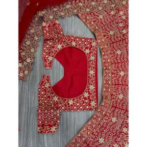 La plus belle performance porte un élégant Lehenga Choli avec une broderie exquise pour les fêtes - Product Image 1