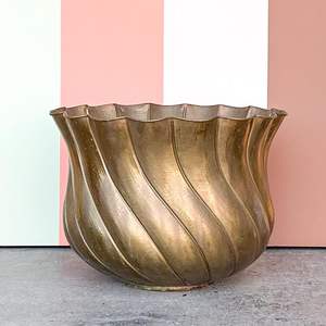 Macetero de metal de acero inoxidable con acabado dorado de lujo para exhibición de plantas en el área de recepción de oficinas corporativas - Product Image 6