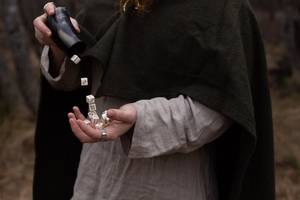 ลูกเต๋าทำมือคุณภาพสูงจากกระดูกควายธรรมชาติ รูปทรงลูกบาศก์ สำหรับเกมไวกิ้งในร่ม - Product Image 6