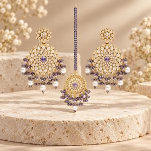 Pendientes de piedra morada chapados en oro y conjunto de Maang Tikka con perlas de imitación, fabricante pakistaní de joyería nupcial, suministro al por mayor. - Product Image 4
