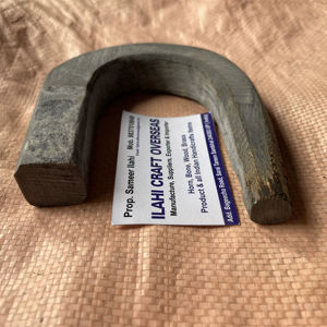 Mango de cuerno de búfalo sin terminar con forma de nariz, ideal para manualidades personalizadas y producción de bastones hechos a mano. - Product Image 1