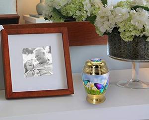 Urna Conmemorativa de Latón Distintiva para Cenizas, Diseñada con Elegancia y Acabado Mate - Product Image 1