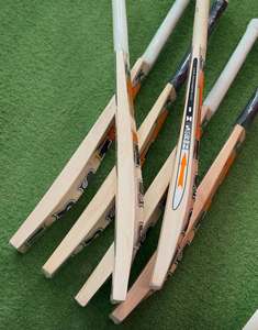 Bate de Críquet Ligero Ihsan Sports Serie Clásica Edición Kings, Madera de Sauce Inglesa, con Funda Protectora y Lámina Antideslizante para Mayor Agarre - Product Image 2