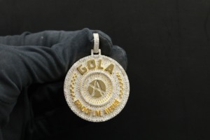 Pendentif personnalisé en acier inoxydable avec moissanite, mouvement à quartz octogonal de 20 mm, cadran à chiffres romains, chaîne glacée, style tendance - Product Image 3