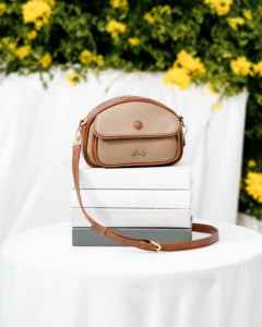 Sac Kyna élégant pour femme, style bandoulière, en cuir synthétique premium avec texture satinée et logo doré - Product Image 1