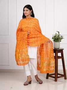 Dupatta de Diseño Bandhej con Arte Tradicional Gujarati - Product Image 2