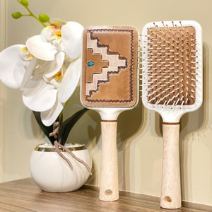 Cepillo para el Cabello Rústico y Chic con Mango de Cuero Repujado para un Glamour sin Esfuerzo, Peine para el Cabello de Cuero Hecho a Mano, Accesorios para el Cabello, Regalo para Ella - Product Image 3