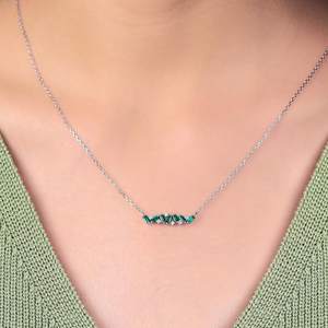 Collier pendentif en or blanc avec émeraude de laboratoire et moissanite taille baguette, bijoux de luxe pour femmes, fabrication OEM ODM, vente en gros - Product Image 4