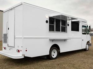 Camión de Comida Nuevo de 18 Pies, Marca Freightliner MT45/MT55, Convertido a Camión de Comida con Prensa para Panini y 4 Ruedas - Product Image 5