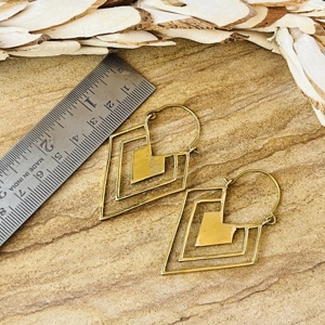 Boucles d'oreilles géométriques minimalistes très demandées en laiton pour femmes, finition laiton antique, boucles d'oreilles créoles Chevron pour la vente en gros/OEM/ODM - Product Image 6