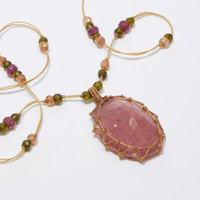 Collier pendentif en macramé fait main en alliage de métal précieux plaqué platine, avec cristal de guérison rose facetté en forme de fraise