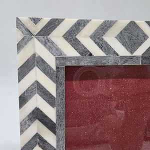 Cadre photo moderne de luxe fait main en os incrusté avec impression personnalisée et bandes noires pour décoration de table - Product Image 5