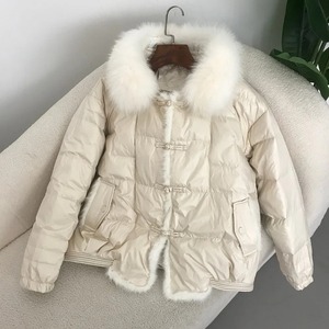Manteau à capuche pour femme en polyester noir rembourré, col en fourrure, manches longues, style élégant, vêtement d'extérieur chaud pour l'hiver, longueur moyenne, couleur unie - Product Image 3
