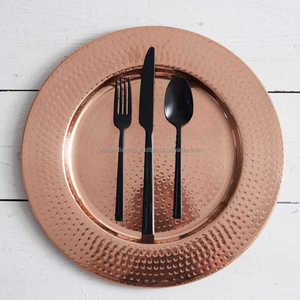 Assiette de service en cuivre massif bronze antique, finition vintage, base de table pour la restauration rustique et la décoration patrimoniale - Product Image 5
