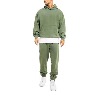 Conjunto deportivo verde oliva premium con sudadera extragrande y pantalones a juego para un estilo moderno y cómodo. - Product Image 1