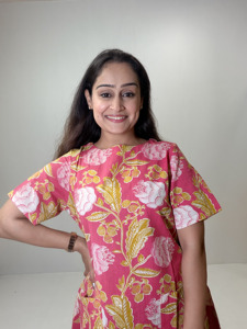 Women’s Pink Floral Print Casual Knee Length Dress with Short Sleeves Front Pockets and Ruffle Hem for Summer Wear - Product Image 5
