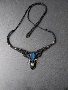Collar con Colgante de Labradorita Negra Hecho a Mano, Amuleto de Luna con Cuentas Doradas, Ajustable, Unisex, Estilo Neo Gótico, HARI OM CREATIONS - Product Image 4
