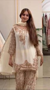 Ensemble Kurta Traditionnel Indien et Pakistanais Blanc pour Femme avec Broderie Dorée et Dupatta Longueur Cheville – Tenue de Soirée - Product Image 1