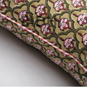 Funda de Almohada Decorativa Ridhi Hecha a Mano con Estampado Floral Verde y Rosa, 100% Algodón, con Ribete Estampado, Reutilizable para Dormitorio, Sofá, Habitación de Invitados - Product Image 4