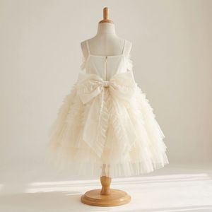 Vestido de niña de las flores opulento y caprichoso de color marfil con volantes, tirantes finos, tul en capas, estilo princesa, para bodas y cumpleaños, de boutique - Product Image 2