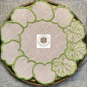 Servilleta de lino para cóctel con bordado de hojas verdes, formas orgánicas suaves que aportan un toque botánico fresco a la mesa. - Product Image 5