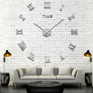 Les détails luxueux et les contours métalliques lisses créent un look raffiné qui dégage une qualité supérieure. Horloge murale sans cadre. - Product Image 3