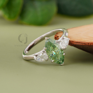 Bague trois pierres en diamant de laboratoire vert vif 1,64 ct taille marquise avec accents latéraux en poire argent et or, bijoux de fiançailles et de mariée uniques - Product Image 4