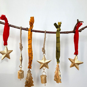 Adornos Colgantes Hechos a Mano en Oro con Estrellas, Árboles y Campanas con Cintas de Tela Coloridas, Decoración Festiva para el Hogar - Product Image 6