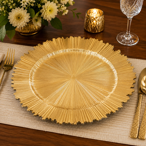 Assiette de présentation cannelée dorée Radiant Gold avec bord texturé effet soleil, pour la décoration de table de dîner lors d'événements de mariage - Product Image 1