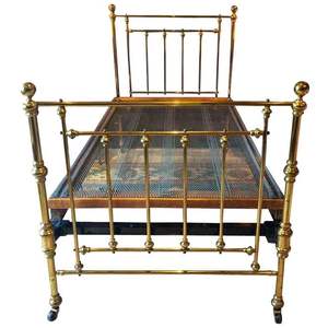 Cadre de lit en laiton finition soignée, conçu pour les chambres haut de gamme, mettant en valeur la résistance de l'art métallique et le design raffiné des meubles. - Product Image 4