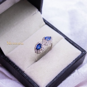 Anillo de Oro Blanco de 18k con Dos Piedras de Zafiro Azul Natural en Forma de Pera y Halo de Diamantes, Joyas Memoria, Venta al Por Mayor - Product Image 2