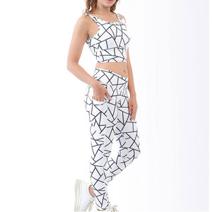 Ensemble de yoga pour femmes à imprimé géométrique, haut court et leggings taille haute, 2 pièces, vêtements de sport, fabrication au Pakistan - Product Image 2