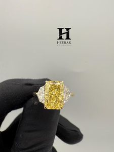 Bague de fiançailles de luxe en or jaune 14 carats avec diamant de laboratoire jaune vif taille radiant et trois pierres, ornée d'un diamant demi-lune - Product Image 5