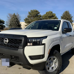 Nissan Frontier S Deluxe Premium, SUV de Cabina Extendida con Tracción en las Cuatro Ruedas y Asientos de Cuero - Product Image 1