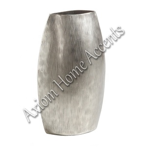 Accents de maison Axiom sophistiqués Vase en métal fabriqué à la main Glaçure transparente Forme unique pour une utilisation décorative de jardin élégant - Product Image 1