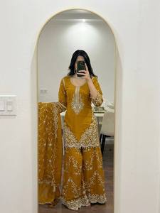 ชุดเสื้อผ้าชาติพันธุ์สำหรับผู้หญิง ผ้าจอร์เจตต์ลายฟ็อกซ์ พร้อมงานปักเลื่อมหนัก เสื้อท่อนบนแบบชาราร่าและชุดผ้าคลุมไหล่ ไม่ยับง่าย ยืดหยุ่นได้ - Product Image 4