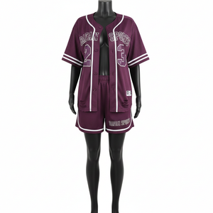 Ensemble short de baseball en jersey pour femme, athlétique, en maille de polyester légère, bordeaux et blanc, avec logo personnalisé thermocollé, ensembles pour femme 100% coton - Product Image 1