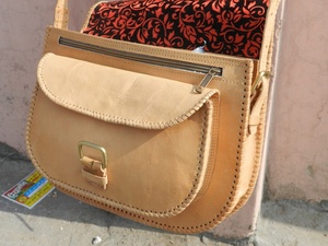 Vente en gros de sac à bandoulière en cuir véritable Boho Hippie pour femmes, sacs à bandoulière vintage pour adolescentes, faits à la main - Product Image 4