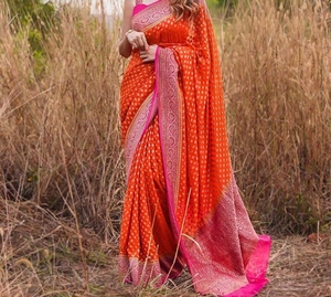 Sari traditionnel KV en soie d'art Zari orange avec bordure, et chemisier de fête réversible infroissable non cousu - Product Image 4