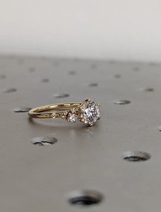 Anillo de compromiso de moissanita redonda |   Anillo de Compromiso Único con Diamantes en Racimo de 6 Puntas Snowdrift | - Product Image 1