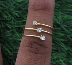 Anillo de Lujo de Plata de Ley 925 con 3 Piedras Engastadas en Bisel, Anillo Apilable Minimalista para Boda, Joyería para Mujer - Product Image 1