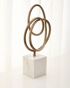 Sculpture géométrique en aluminium et laiton faite à la main sur socle en marbre, décoration minimaliste pour salon, œuvre d'art artisanale - Product Image 1