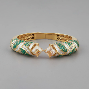 Bracelet manchette classique plaqué or 18 carats avec diamants taille princesse et émeraudes, design géométrique, pour femme, bijoux de soirée - Product Image 2