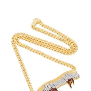 Collier pendentif dents de vampire plaqué or micro-pavé CZ diamant style hip-hop avec chaîne cubaine - Product Image 3