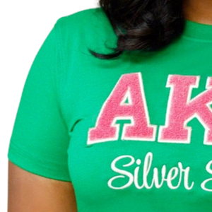 T-shirt en chenille AKA Silver Soror, vert et rose, avec lettres grecques brodées, en coton premium, vêtement décontracté pour sororité - Product Image 4
