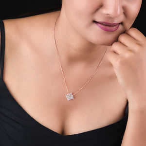 Pendentif carré en diamant de laboratoire dans un or massif 18 carats, style luxueux - Product Image 2